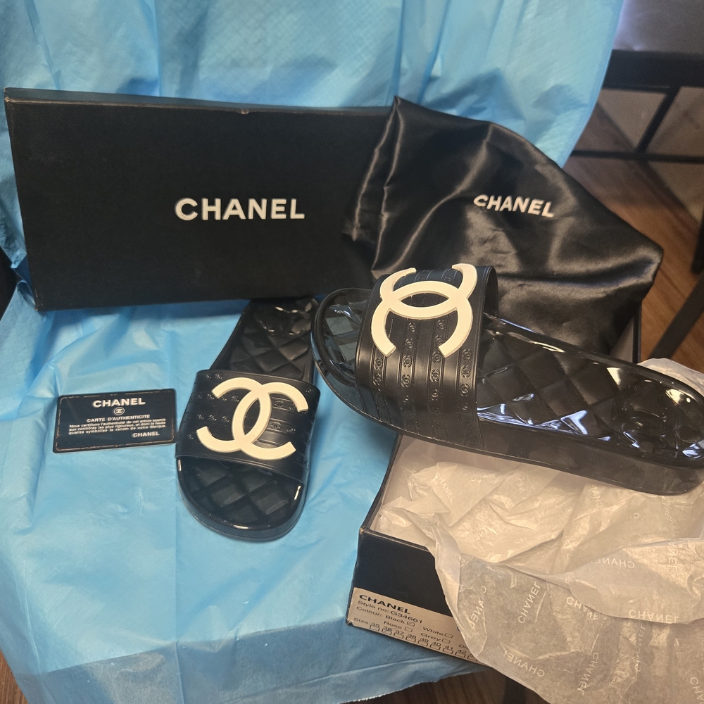 CHANEL Black Quilted Sandals - Picture 5 of 5